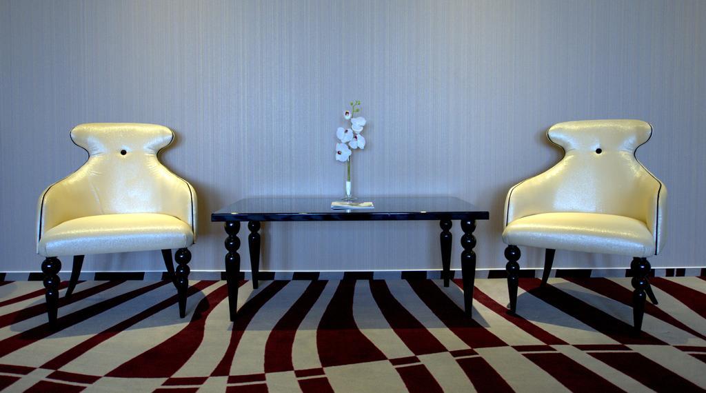 Premier Palace Spa Hotel Bukarest Kültér fotó A carpet in a hotel