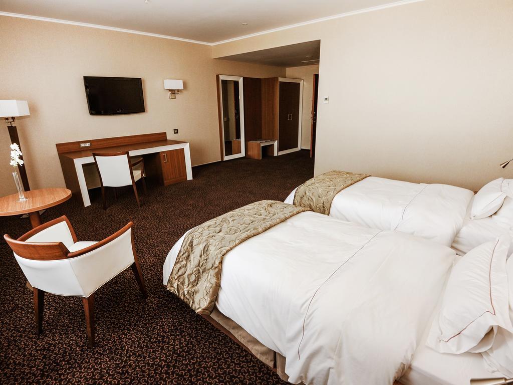 Premier Palace Spa Hotel Bukarest Kültér fotó A room at the hotel