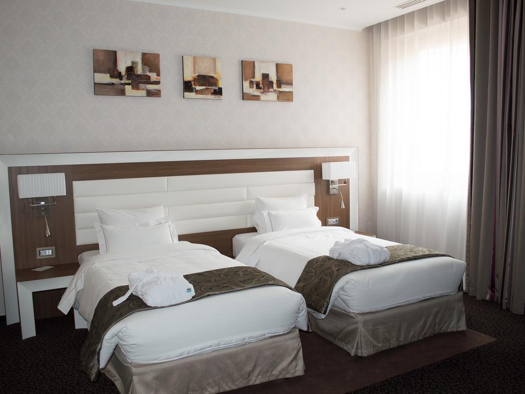 Premier Palace Spa Hotel Bukarest Kültér fotó A room at the hotel