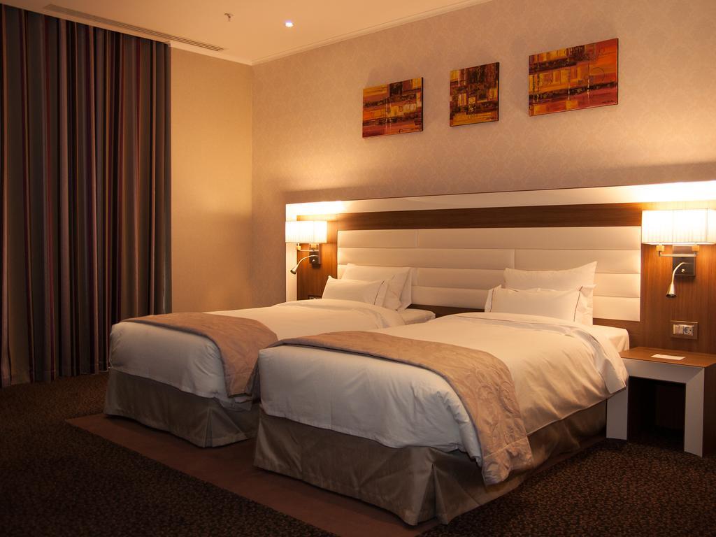 Premier Palace Spa Hotel Bukarest Kültér fotó A room at the hotel