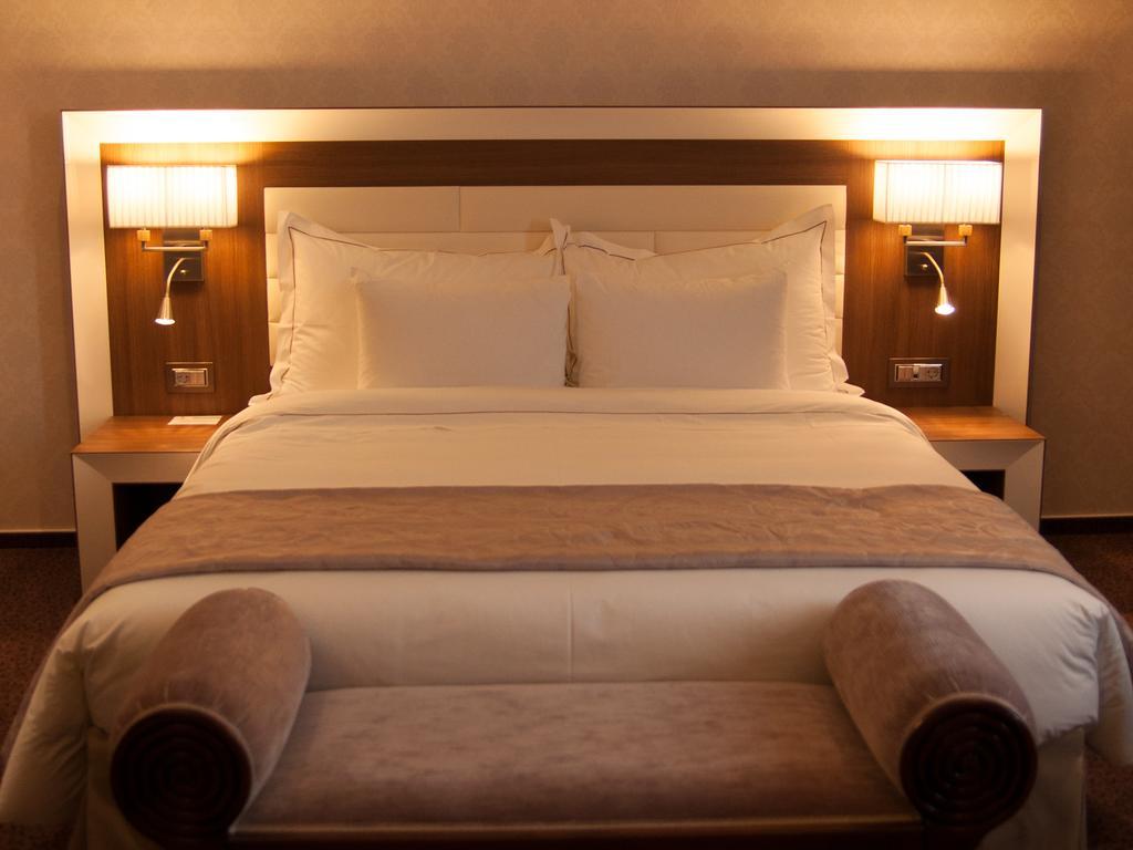 Premier Palace Spa Hotel Bukarest Kültér fotó A bed