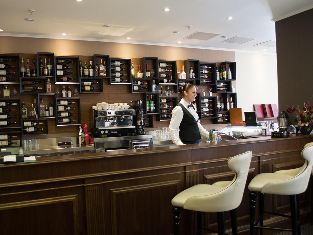 Premier Palace Spa Hotel Bukarest Kültér fotó A bar in a hotel