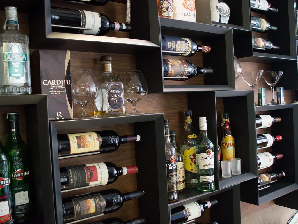 Premier Palace Spa Hotel Bukarest Kültér fotó A wine rack