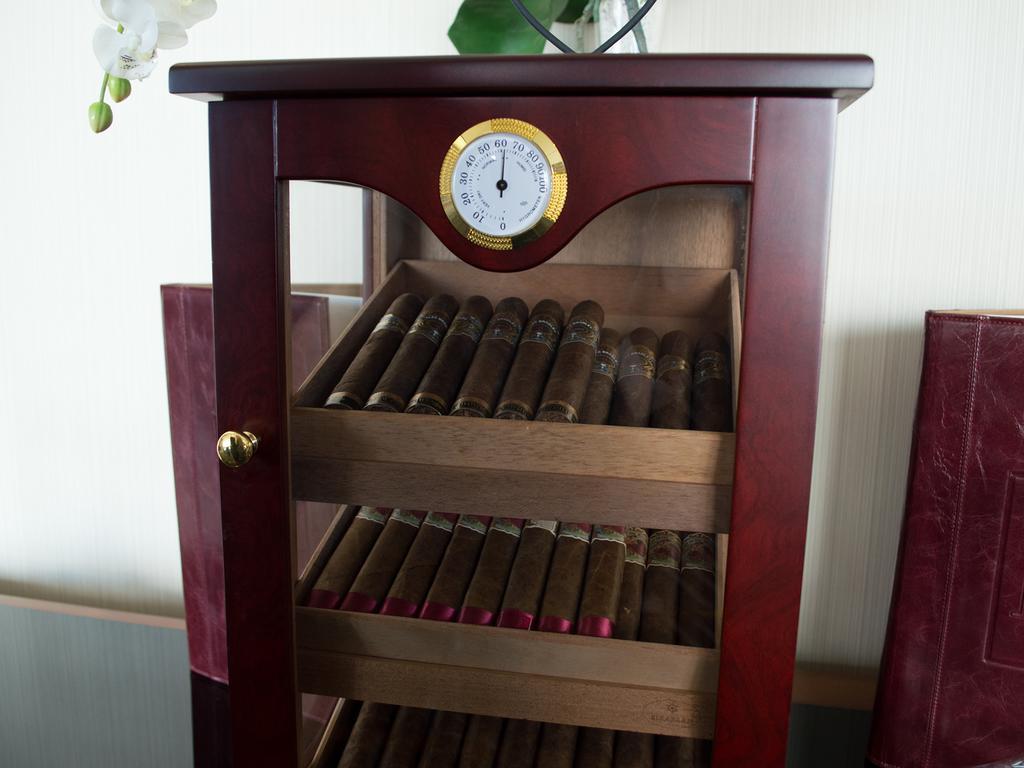 Premier Palace Spa Hotel Bukarest Kültér fotó A humidor