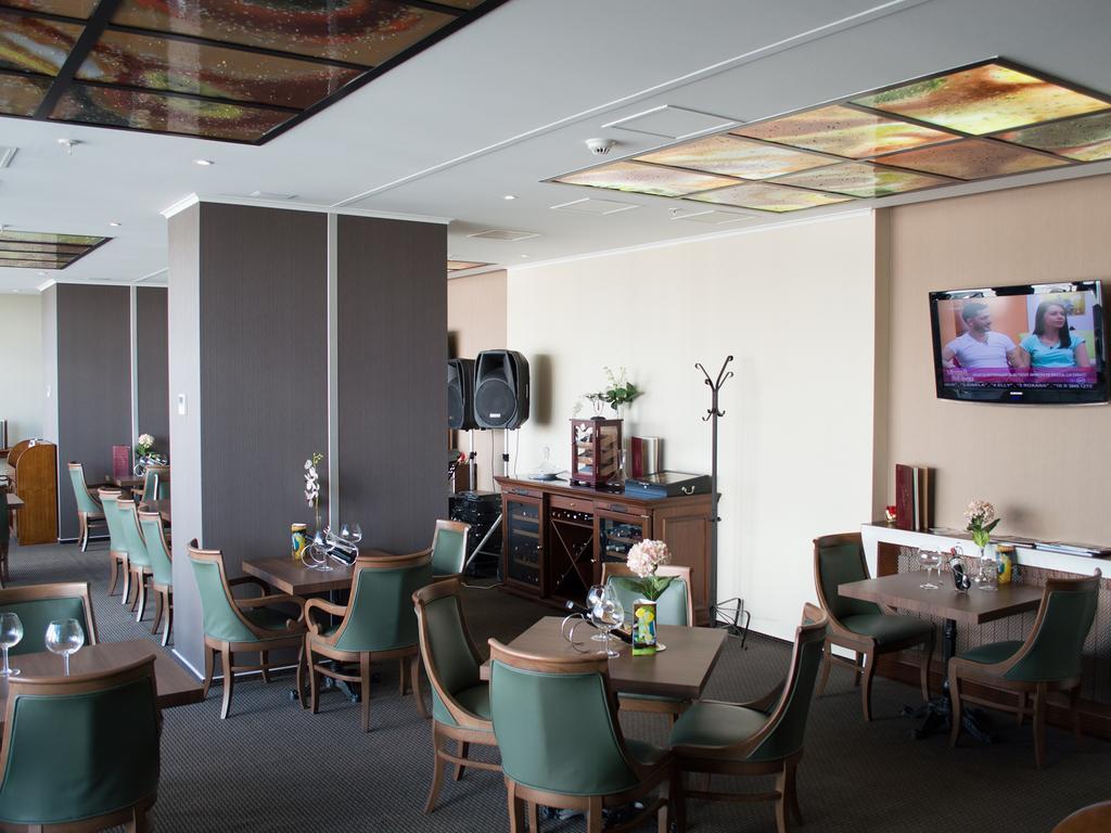 Premier Palace Spa Hotel Bukarest Kültér fotó The lounge at the airport