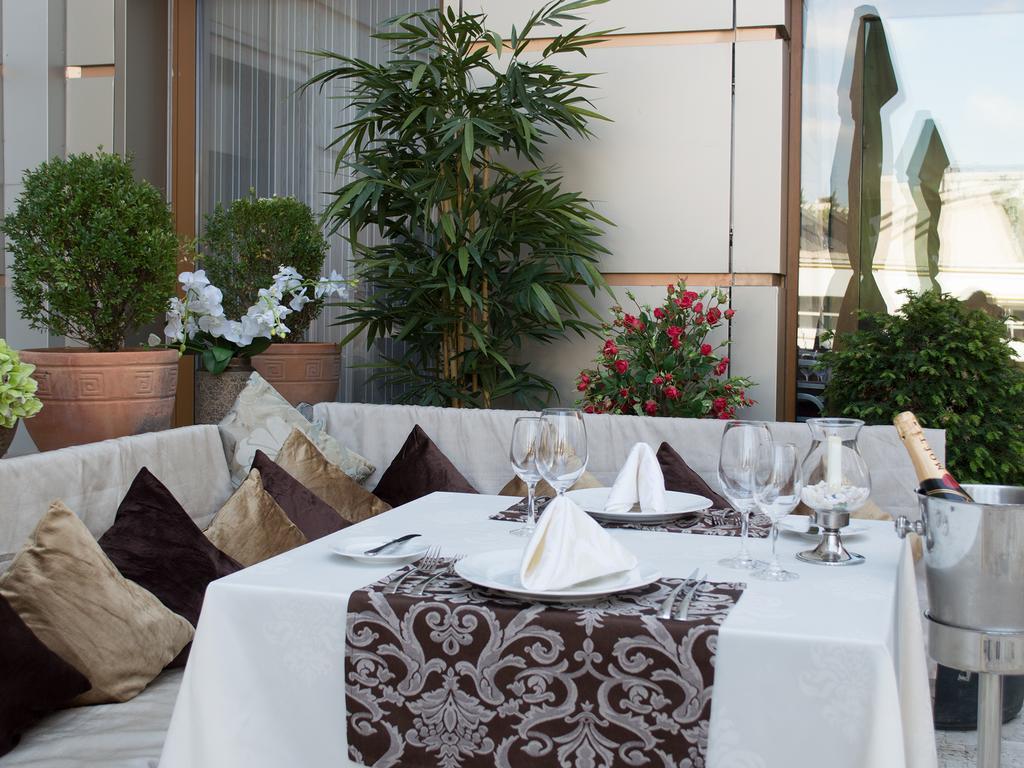 Premier Palace Spa Hotel Bukarest Kültér fotó A table runner