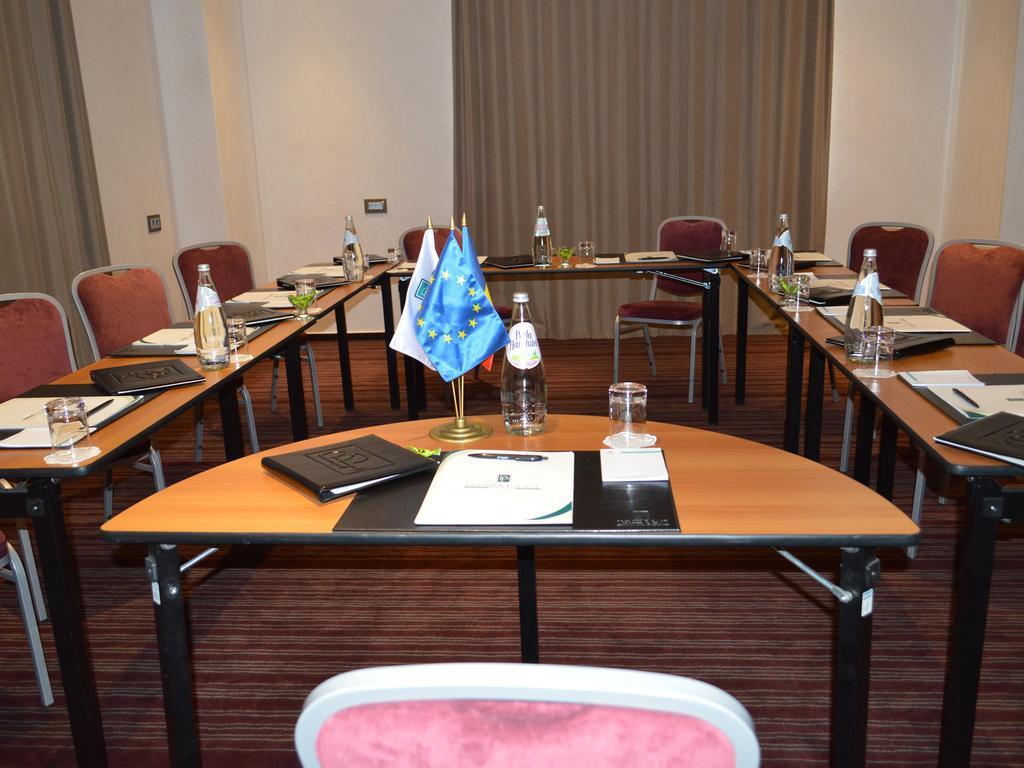Premier Palace Spa Hotel Bukarest Kültér fotó A meeting room at the European University Barcelona