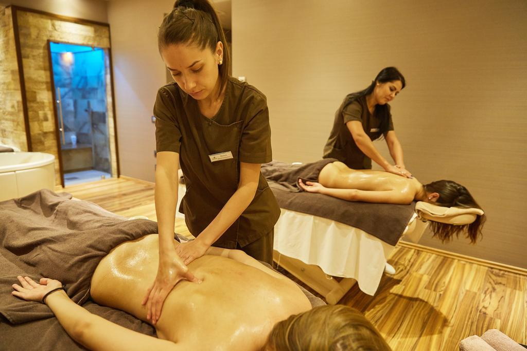 Premier Palace Spa Hotel Bukarest Kültér fotó Massage therapists at work