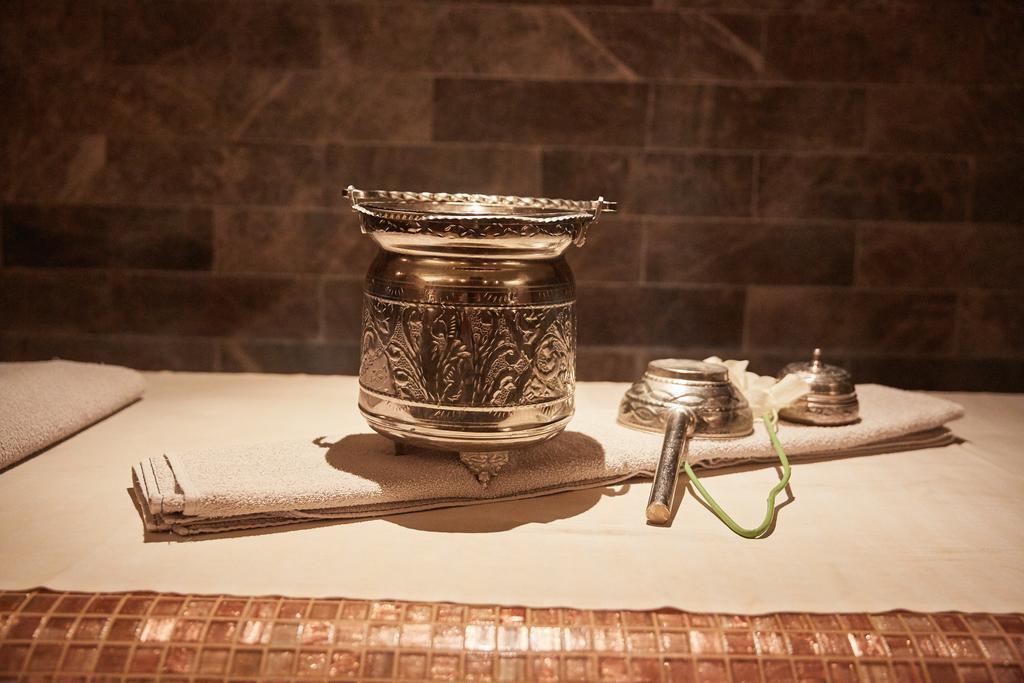 Premier Palace Spa Hotel Bukarest Kültér fotó A silver bowl for drinking