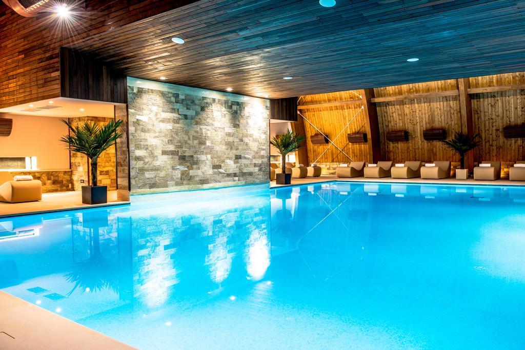 Premier Palace Spa Hotel Bukarest Kültér fotó The swimming pool at the hotel