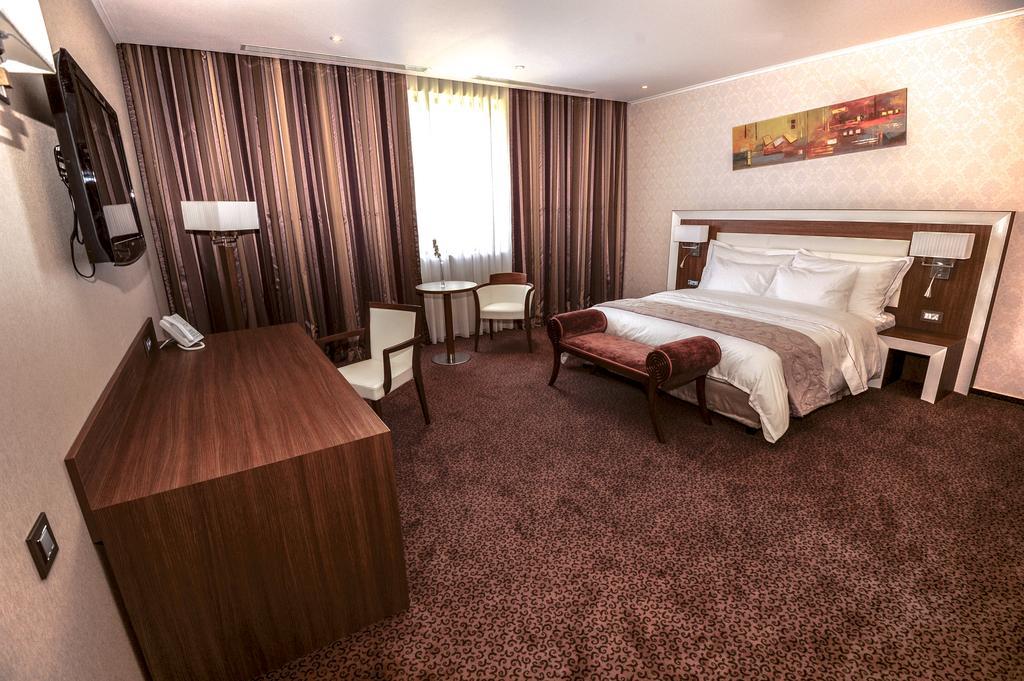 Premier Palace Spa Hotel Bukarest Kültér fotó A room at the hotel