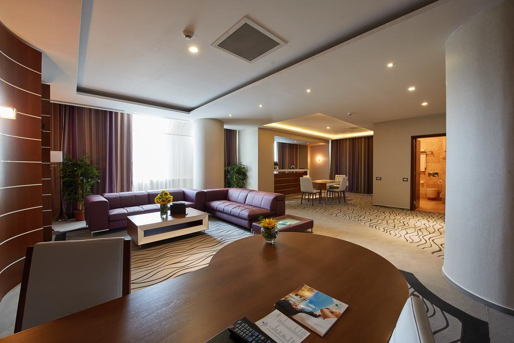 Premier Palace Spa Hotel Bukarest Kültér fotó Suite at the Radisson Blu Hotel, Baku