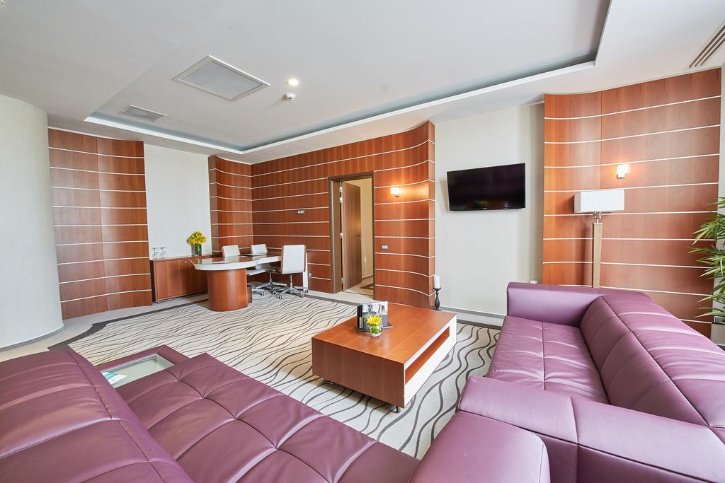 Premier Palace Spa Hotel Bukarest Kültér fotó A suite at the airport