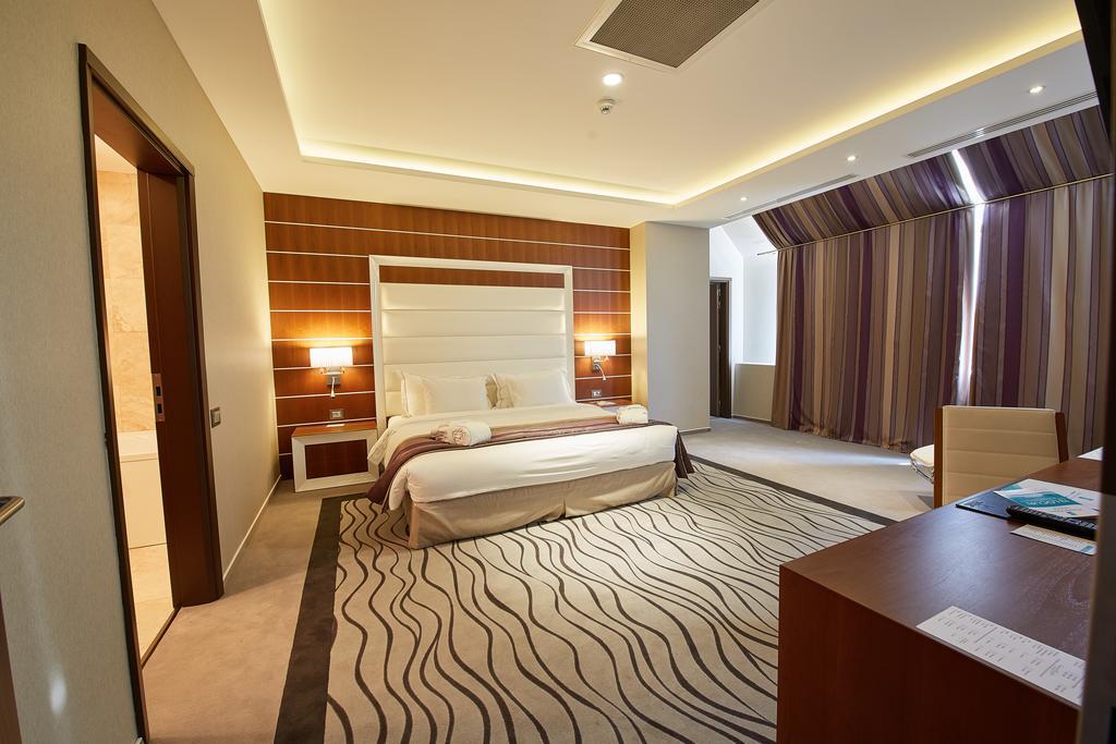 Premier Palace Spa Hotel Bukarest Kültér fotó A bedroom at the hotel