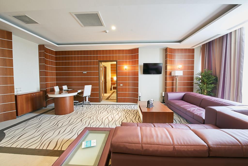 Premier Palace Spa Hotel Bukarest Kültér fotó A suite at the airport