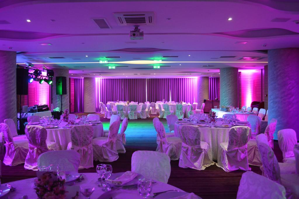 Premier Palace Spa Hotel Bukarest Kültér fotó A wedding reception