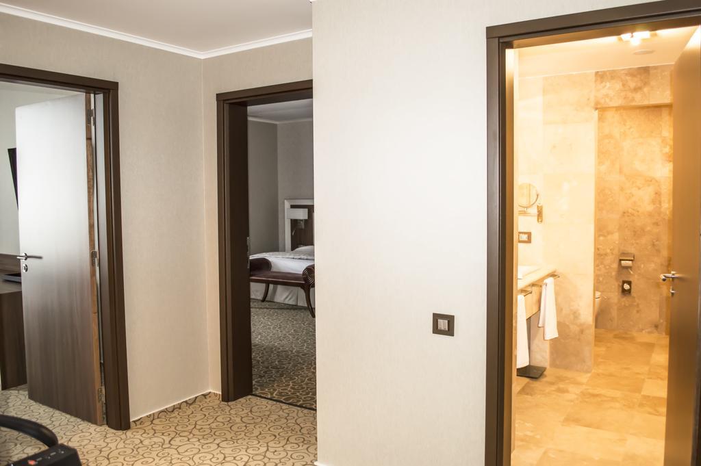 Premier Palace Spa Hotel Bukarest Kültér fotó Interior of a suite