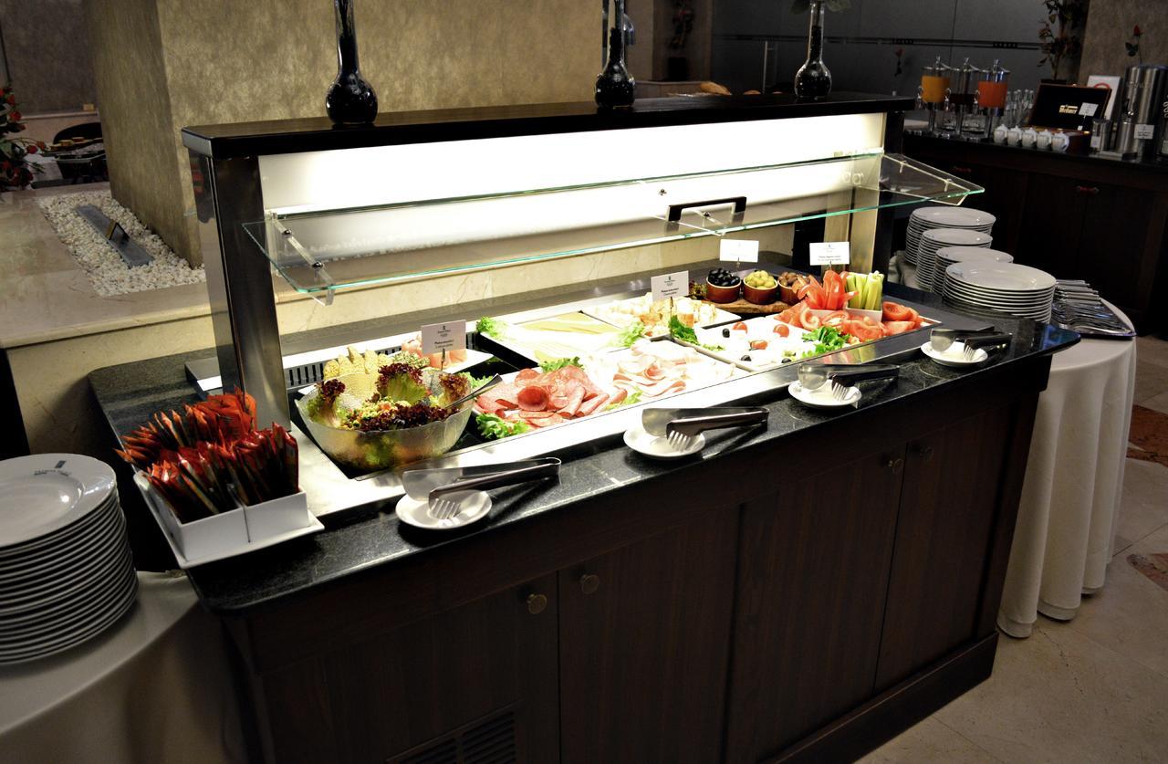 Premier Palace Spa Hotel Bukarest Kültér fotó A salad bar