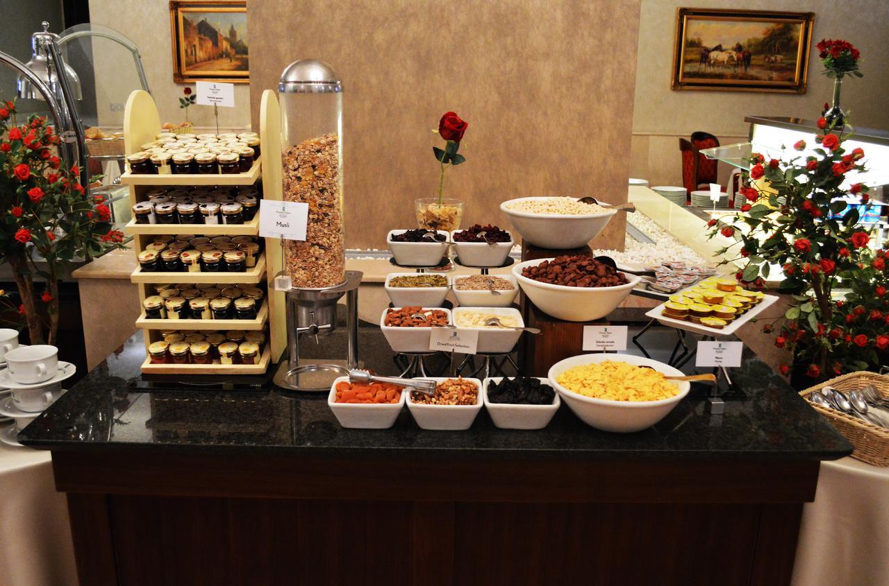 Premier Palace Spa Hotel Bukarest Kültér fotó A breakfast buffet